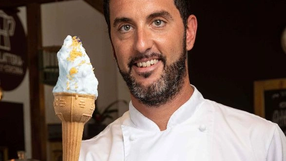 Roberto Leoni con il cono di gelato 'A-mare'