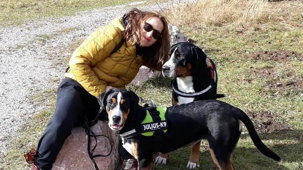 Elena Garuti con i due inseparabili cani 'invitati' alle sue nozze