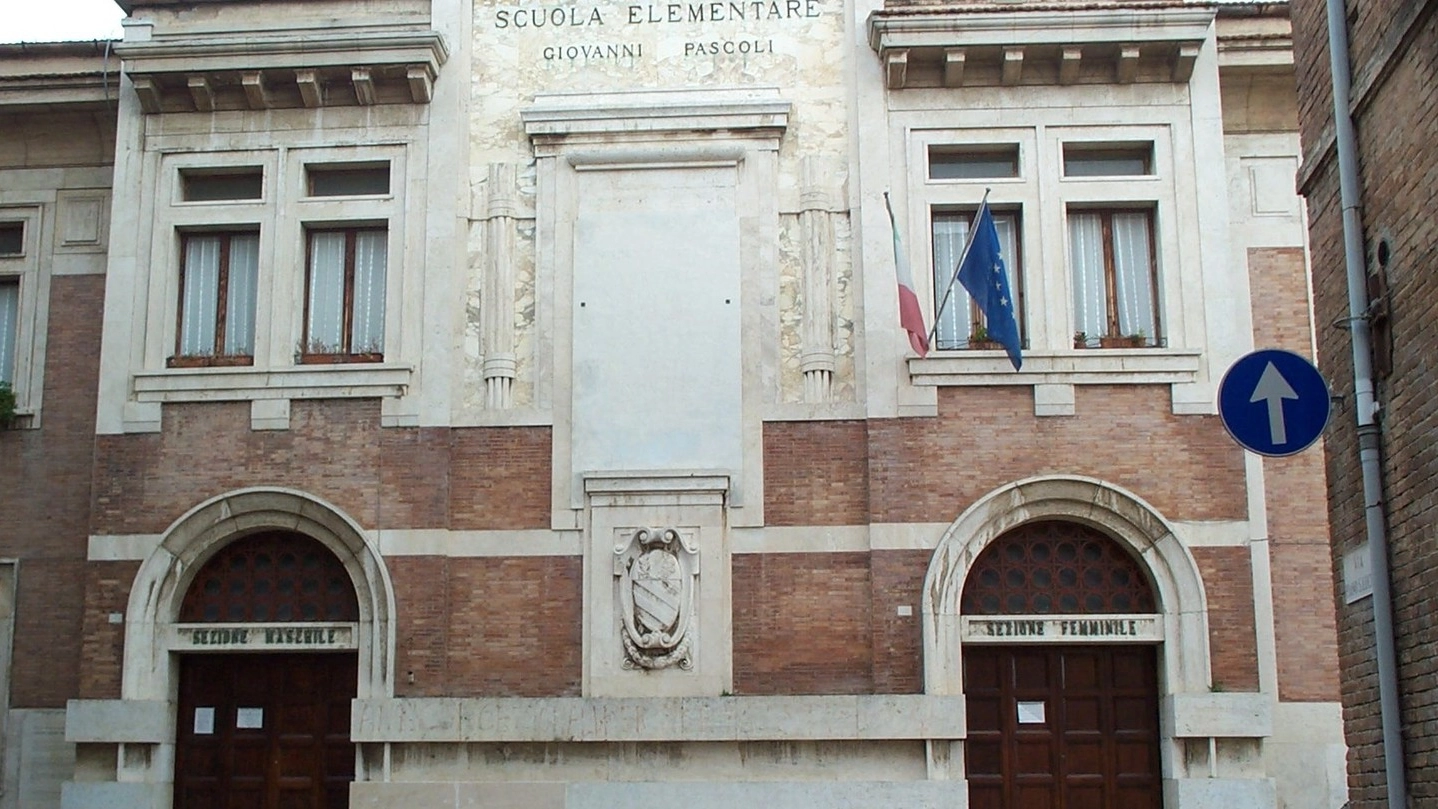 La scuola elementare “Giovanni Pascoli”, nel centro storico