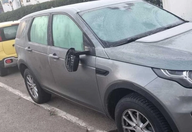 Raid vandalico a Bologna, sette auto danneggiate in via della Dozza: "E il buio agevola i delinquenti"