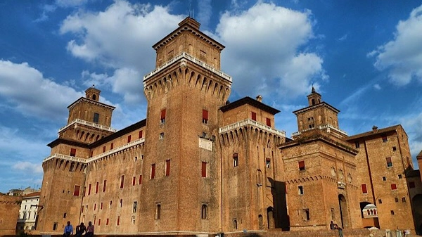Foto di Wikipedia: Palazzo estense.jpg Nicola Biasi