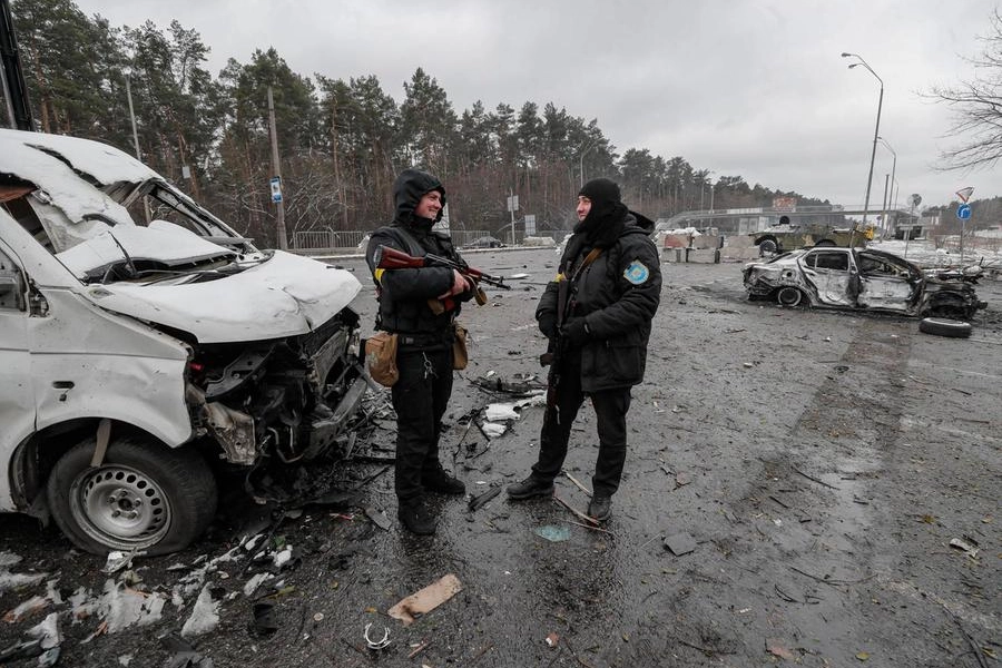 Soldati ucraini a un check-point di Brovary, a pochi chilometri da Kiev