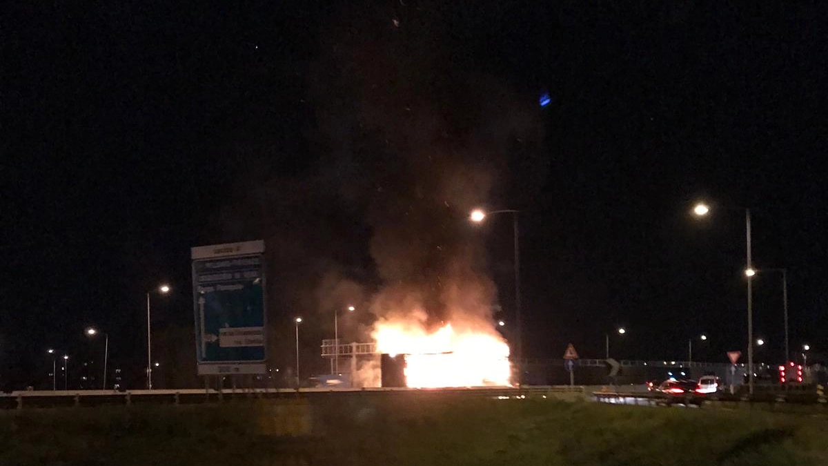 Camion in fiamme sull'A14