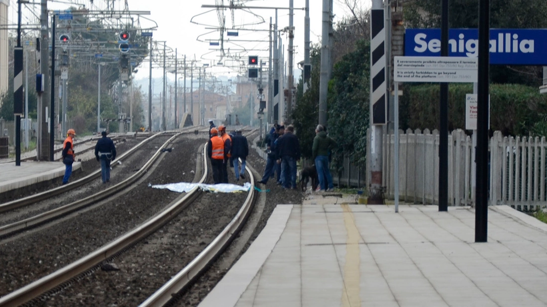 Il corpo di Aliaksei sui binari della stazione di Senigallia con la polizia che effettua  i rilievi