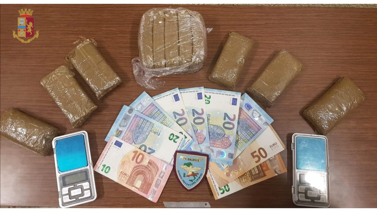 La droga e i soldi trovati nello zainetto sul taxi