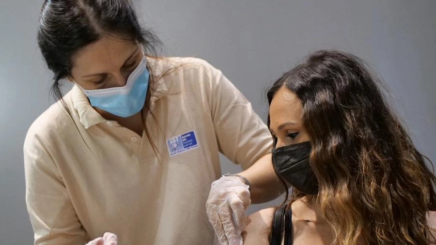 In media a Bologna vengono vaccinate ottomila persone al giorno, con picchi di dodicimila