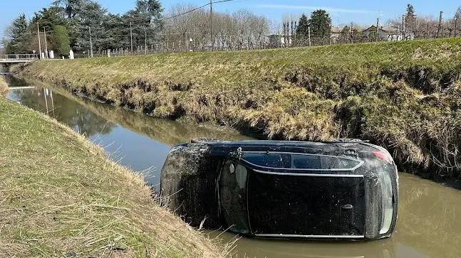Sbanda con l’auto e finisce nel canale: illeso il conducente