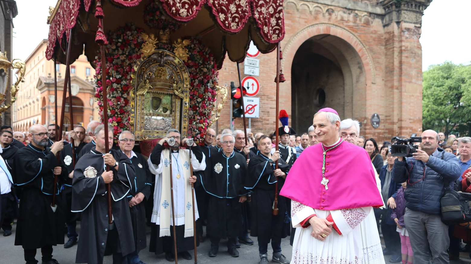 Un momento della processione durante la discesa della Madonna di San Luca (foto Schicchi)