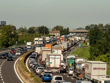 Incidente in A14 oggi a Bologna, code di chilometri e traffico in tilt