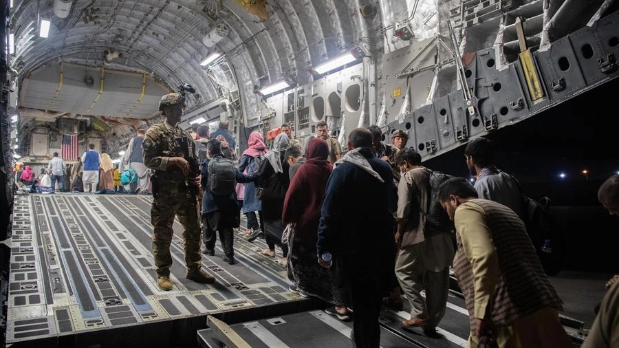 Afghani imbarcati su un Air Force C-17 americano (Ansa)