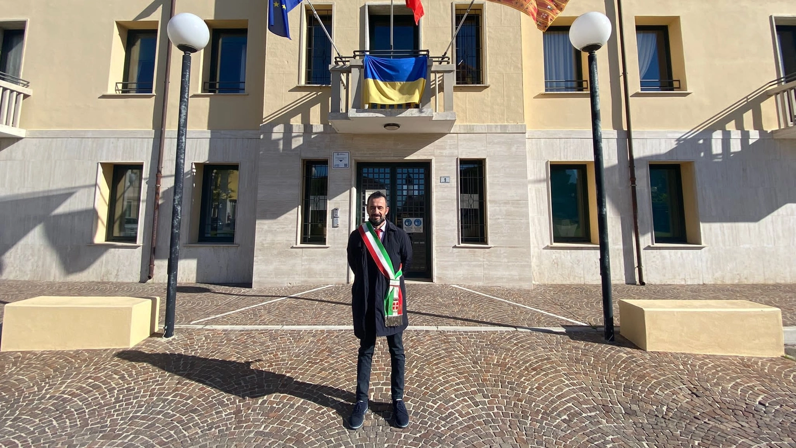 il sindaco Roberto Pizzoli davanti al Municipio