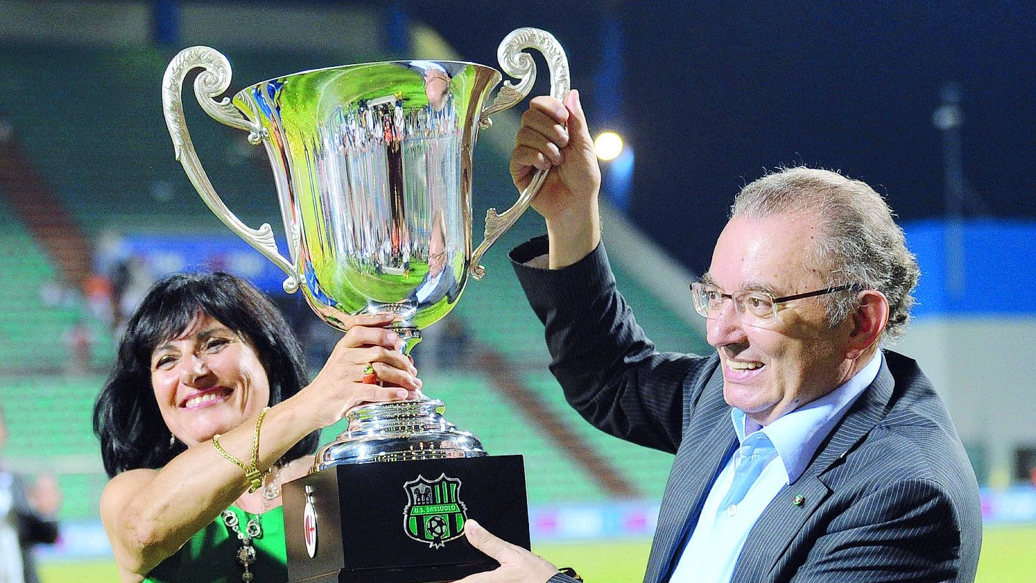 Giorgio Squinzi e la moglie alzano il trofeo Tim vinto nell'estate 2013 dal Sassuolo