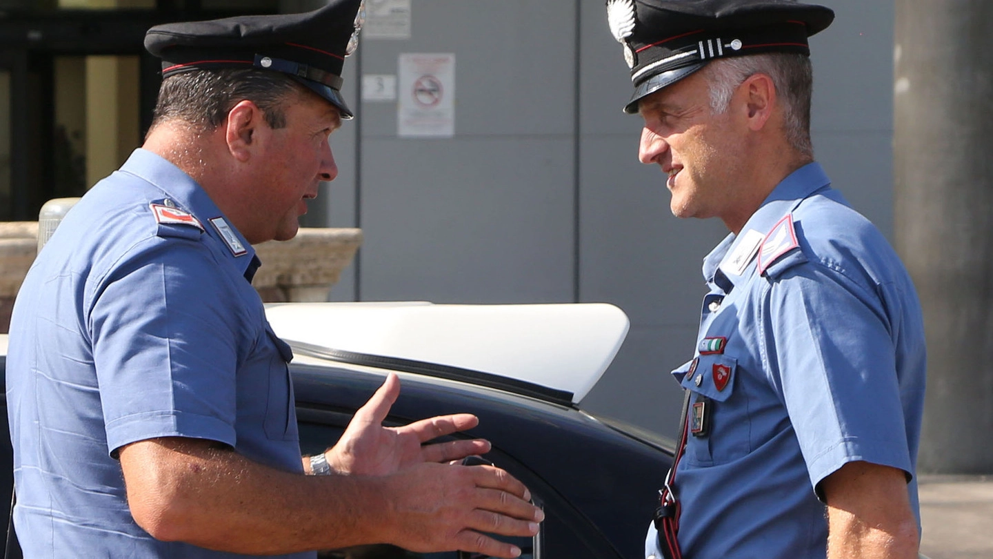 Il colpo è stato denunciato ai carabinieri: rubati soldi, due orologi e bigiotteria