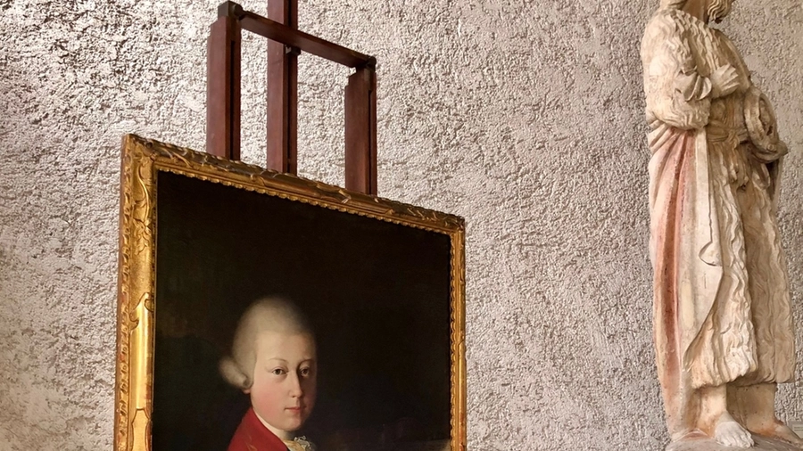 Il quadro, attribuito al veronese Cignaroli, venne realizzato nel 1770 durante una visita a Verona del compositore all’età di 13 anni: in prestito da un privato, sarà esposto fino a settembre