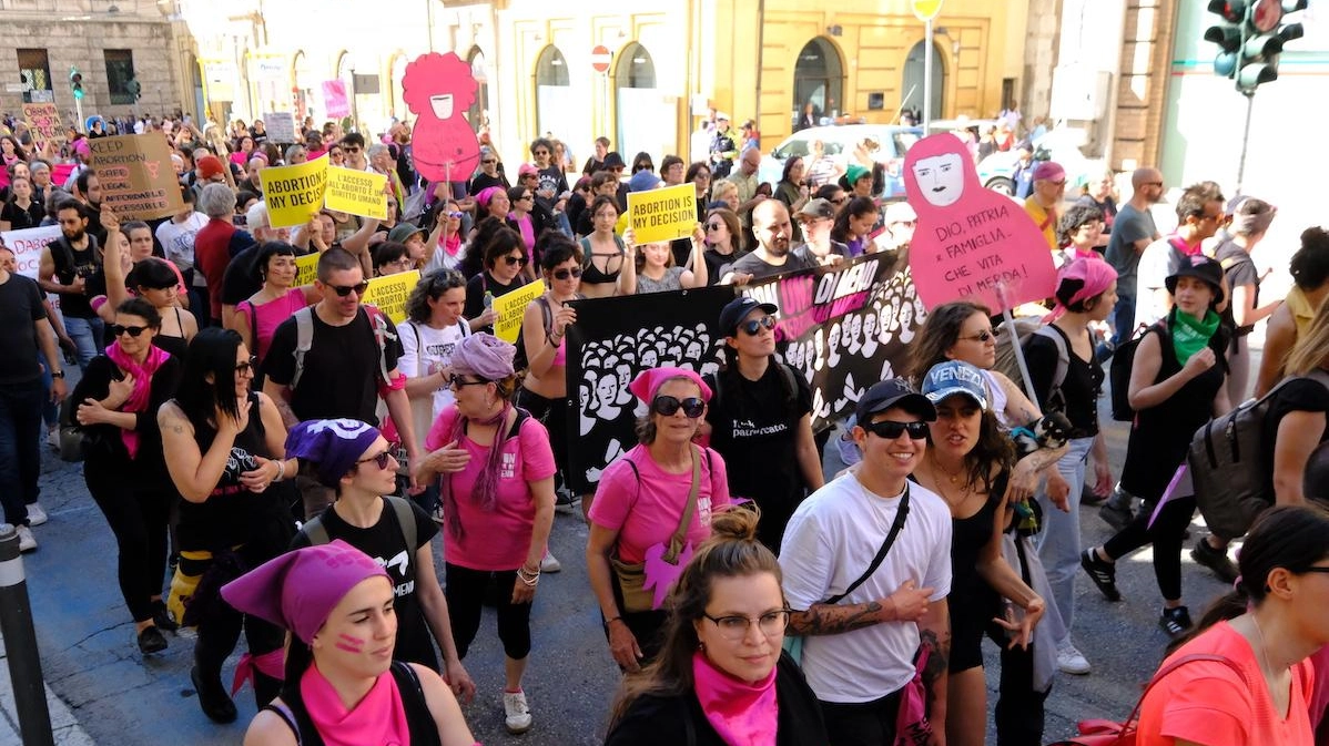 Centinaia al corteo rosa  "Sì all’aborto libero e sicuro"