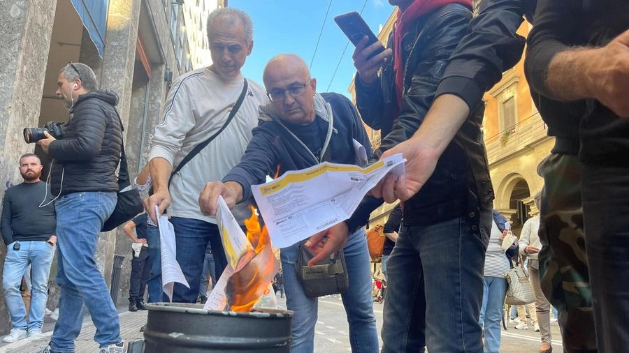 Bollette bruciate per protesta a Bologna