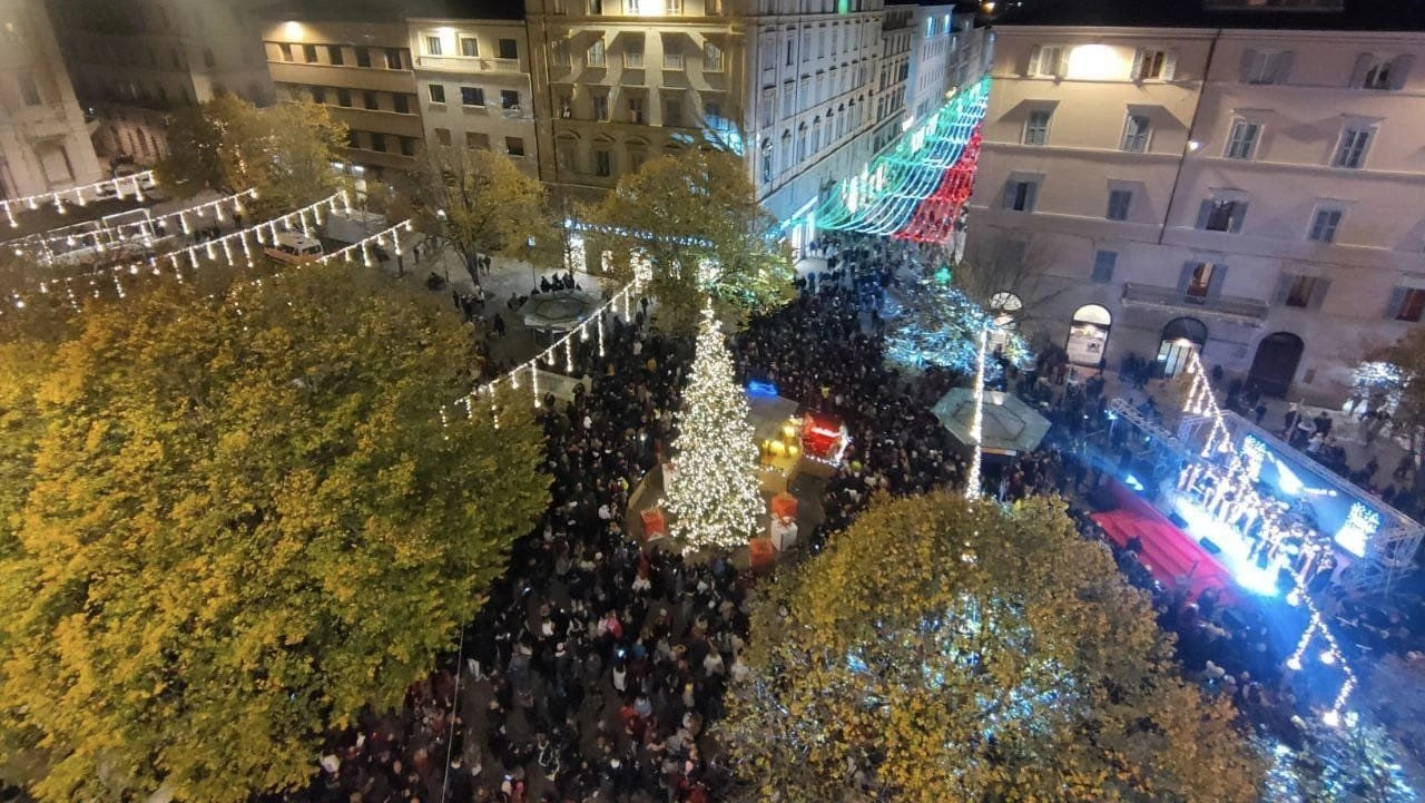 Piazza Roma gremita: al via le feste di Natale ad Ancona