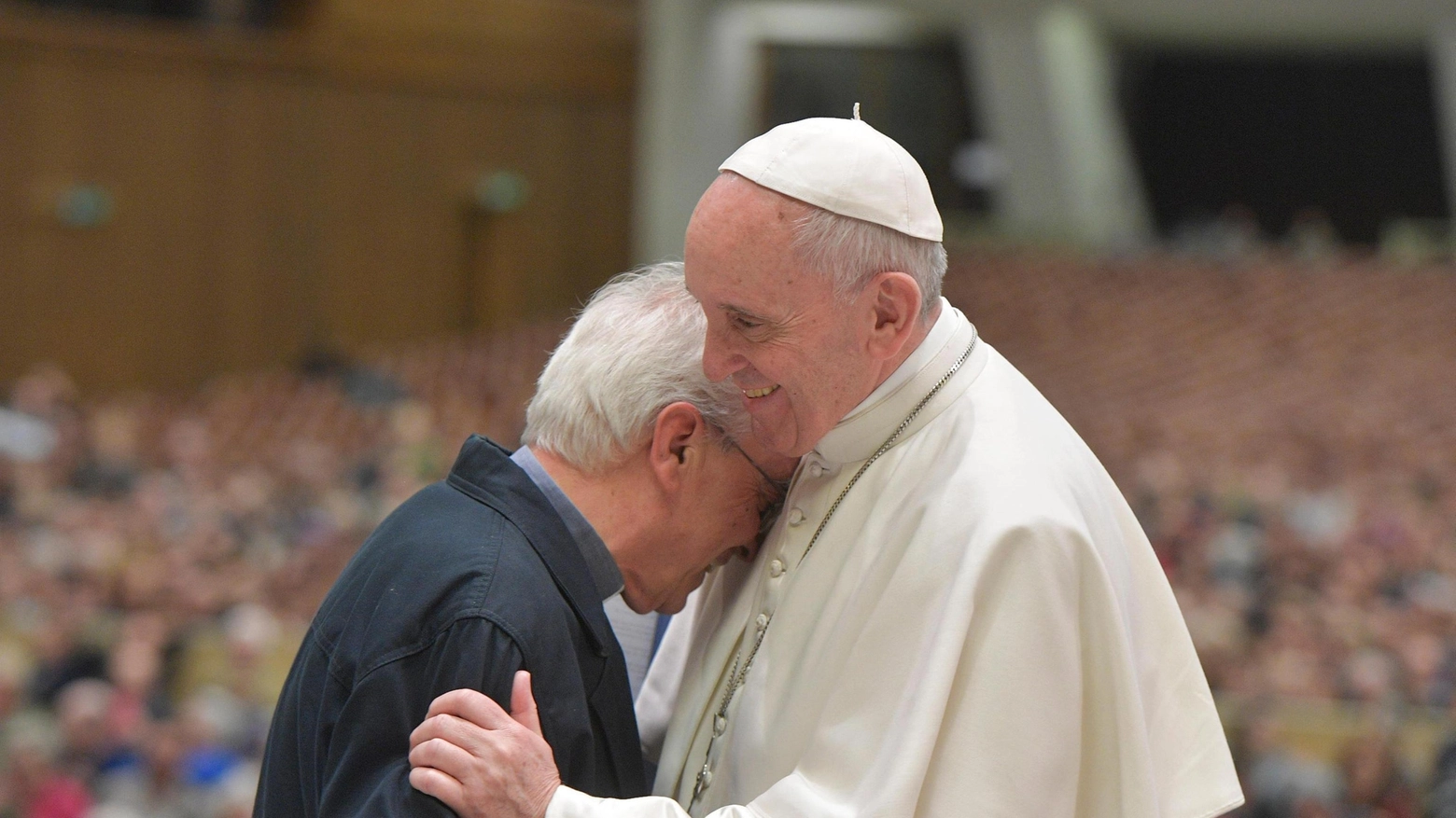 L'abbraccio tra papa Francesco e don Vinicio Albanesi (Ansa)