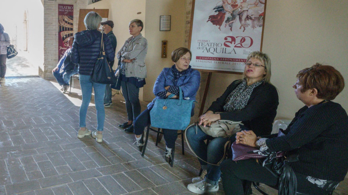 In fila per l’abbonamento al teatro dell’Aquila (foto Zeppilli)
