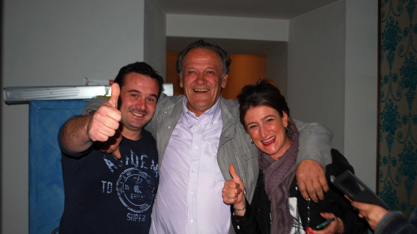 Biolchini festeggia dopo essere stato eletto sindaco di Pavullo (Foto Vanoni)