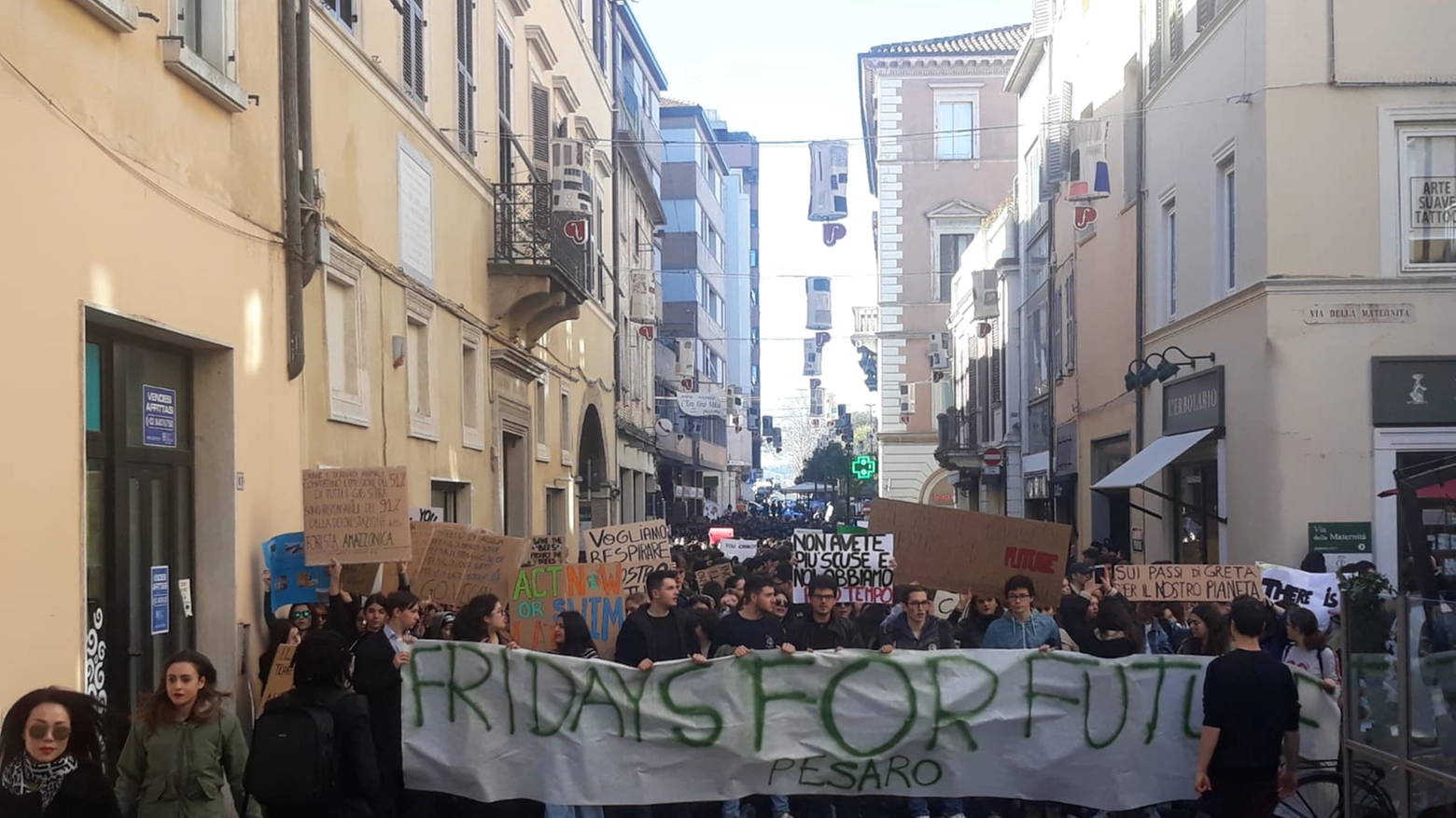 Friday for future Pesaro, i manifestanti in via Branca