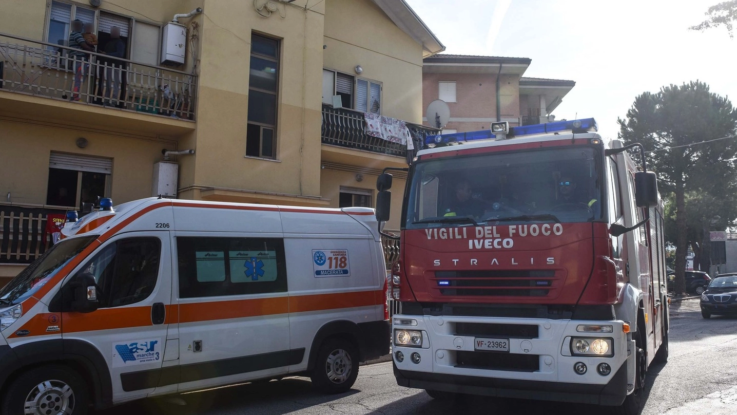 L’ambulanza del 118 e i vigili del fuoco in via Carducci (foto De Marco)
