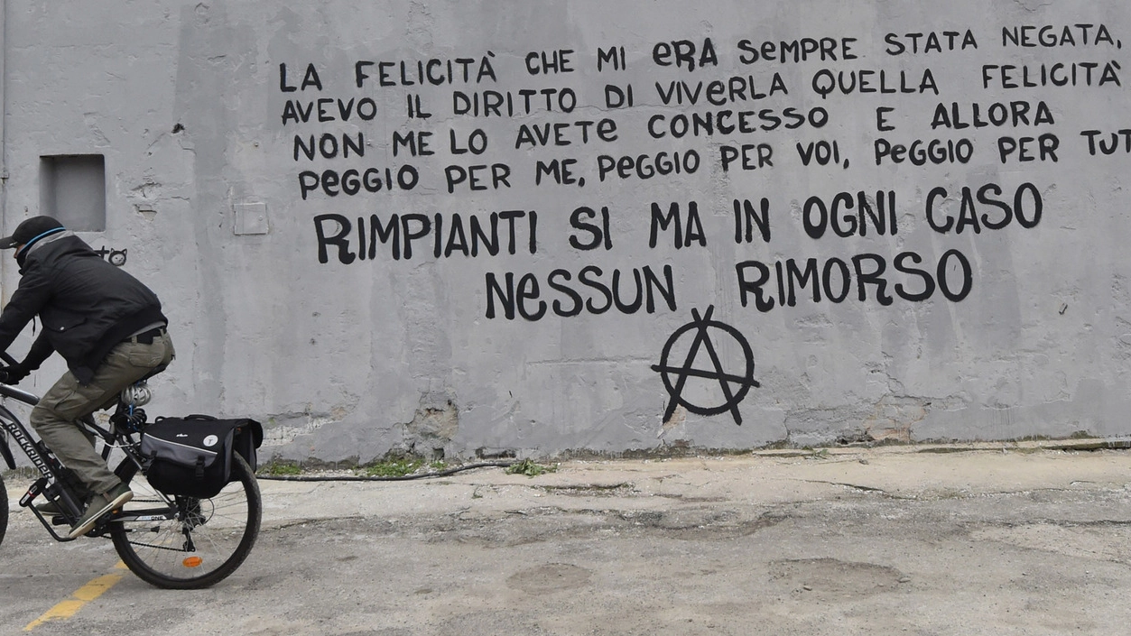 La scritta anarchica apparsa al posto del murales cancellato da Blu