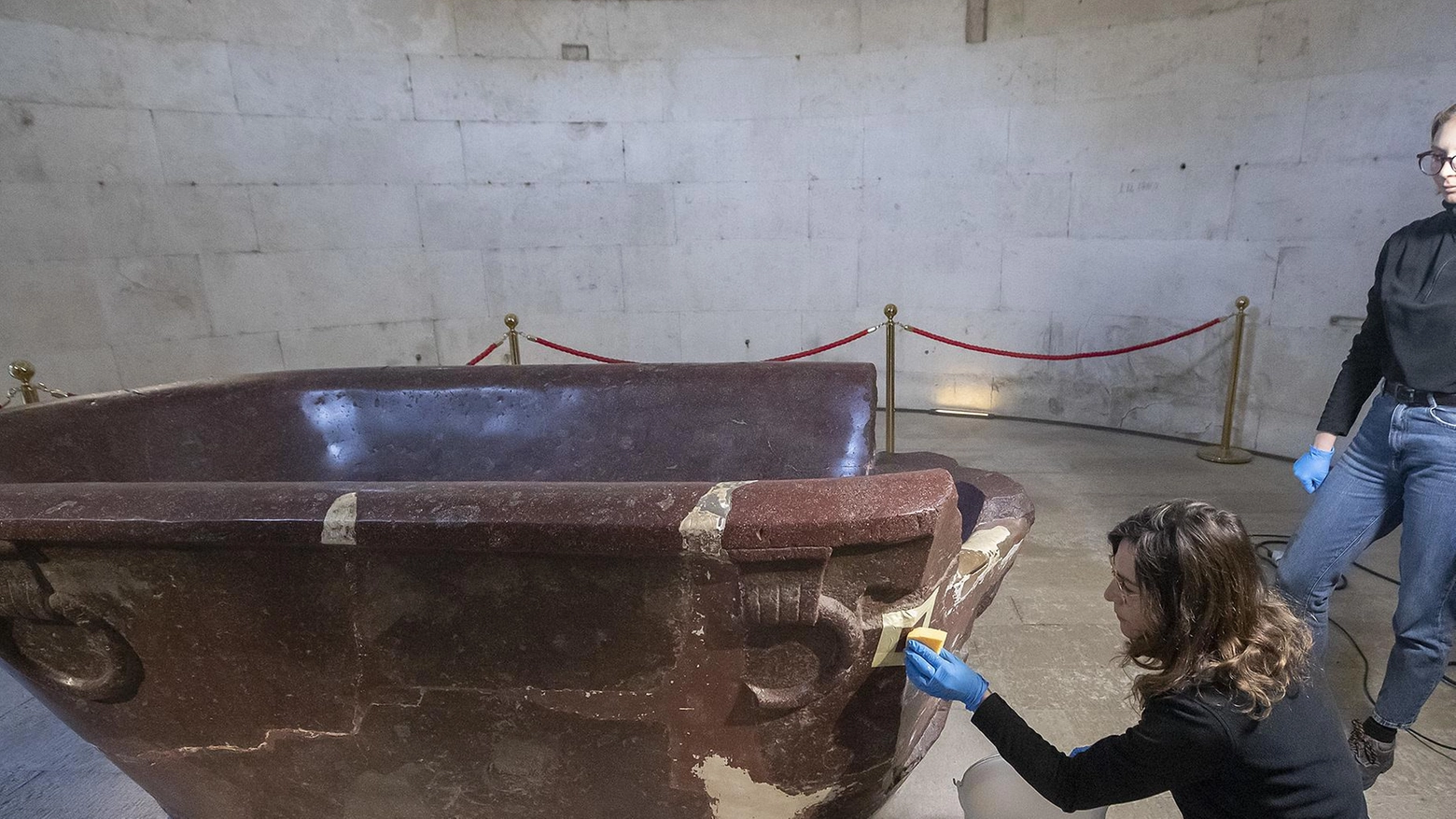 Restauro della vasca romana, i primi risultati