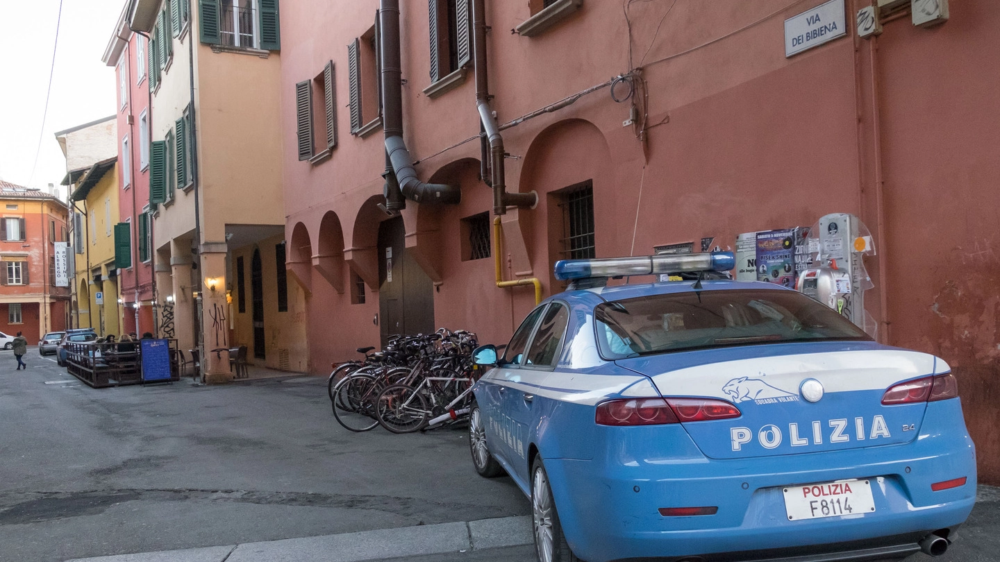 La polizia è intervenuta in via dei Bibiena a Bologna (foto Schicchi)