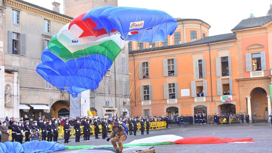 I paracadutisti in piazza Prampolini (foto Artioli)