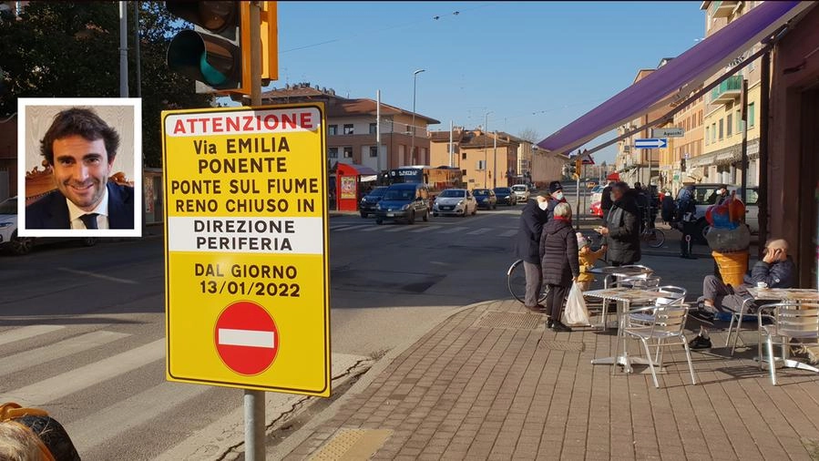 Un cartello avverte della chiusura del Pontelungo; foto piccola, Giulio Venturi