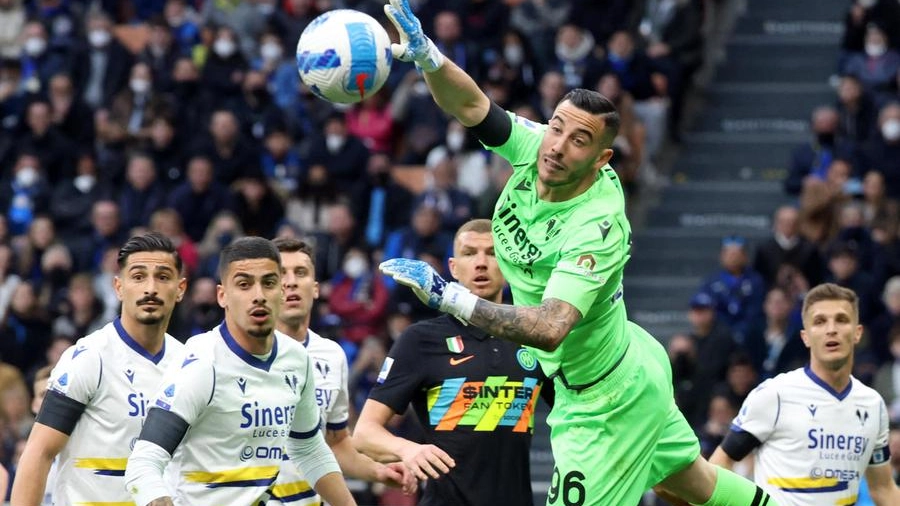Inter Verona: i giocatori col lutto al braccio solo nel secondo tempo
