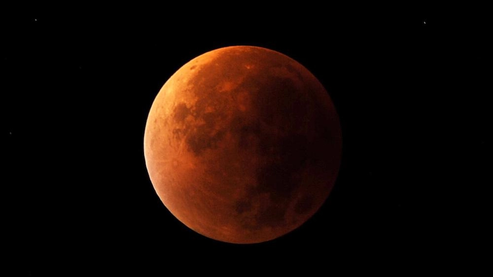 La Luna rossa vista dalla Terra - foto Martin Keene PA Lapresse 