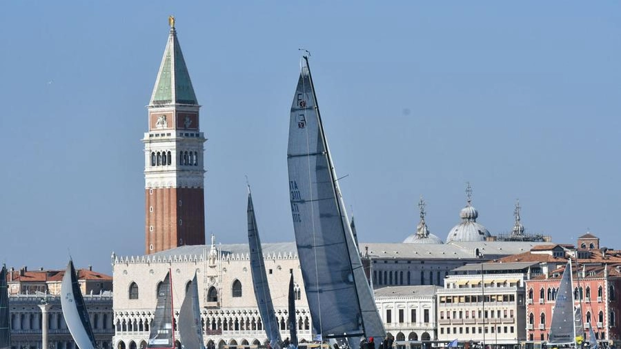 Nell'ultimo fine settimana del Carnevale, Venezia accoglierà i migliori equipaggi internazionali di vela per la prima edizione della "Venice Invitational Carnival Race". Il campo di gara sarà il Canale dell'Orfano, sullo sfondo al città in festa