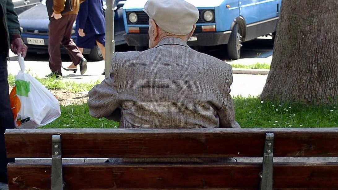 Un anziano su una panchina