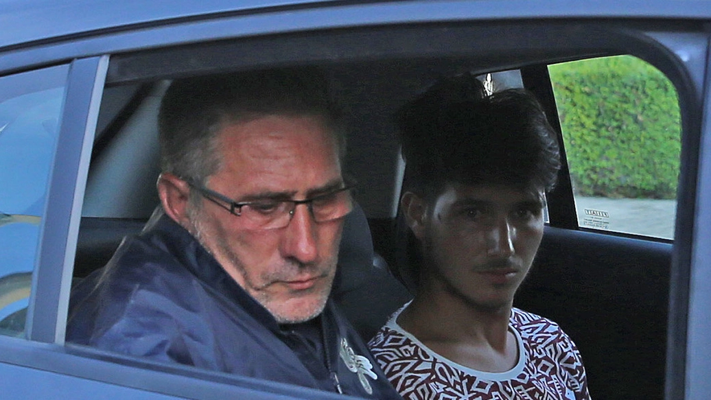  A sinistra, il presunto assassino di Ismale Lulli, Igli Meta, albanese, 20 anni, mentre viene portato via dalla caserma. Sotto la confernza stampa di ieri