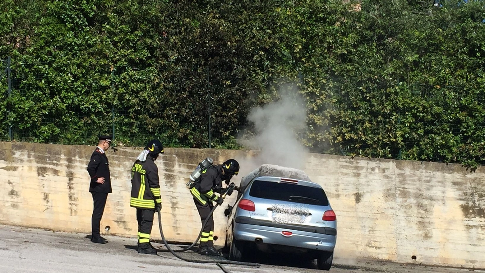 Montegranaro, auto a fuoco (foto Zeppilli)