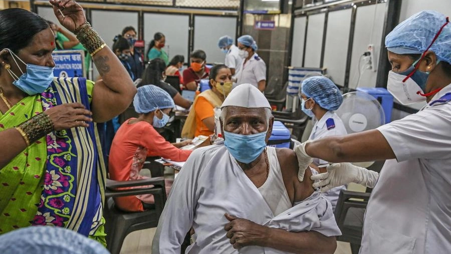 Vaccinazioni anti Covid a Mumbai (Ansa)