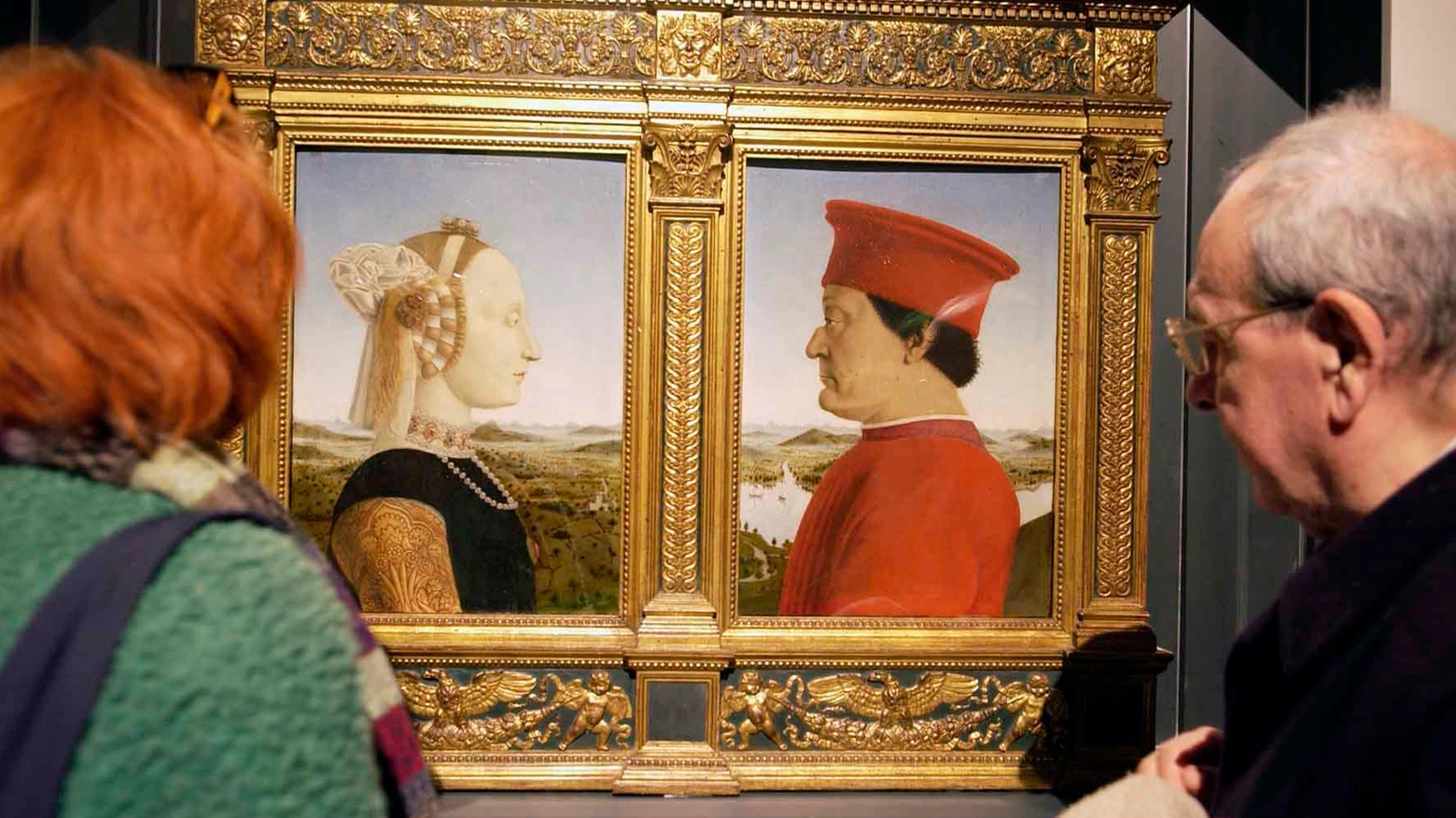Visitatori a una precedente mostra di Piero della Francesca