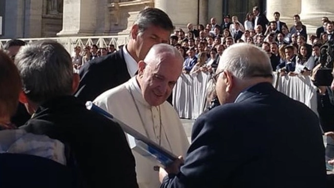 Varide Cicognani, di spalle, mentre consegna la carabina a papa Francesco
