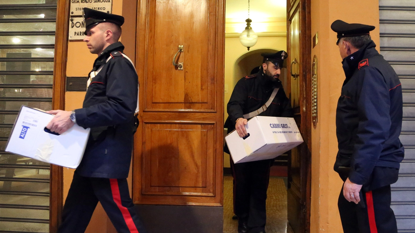 Sequestri di documenti durante le perquisizioni dei carabinieri per il racket delle pompe funebri