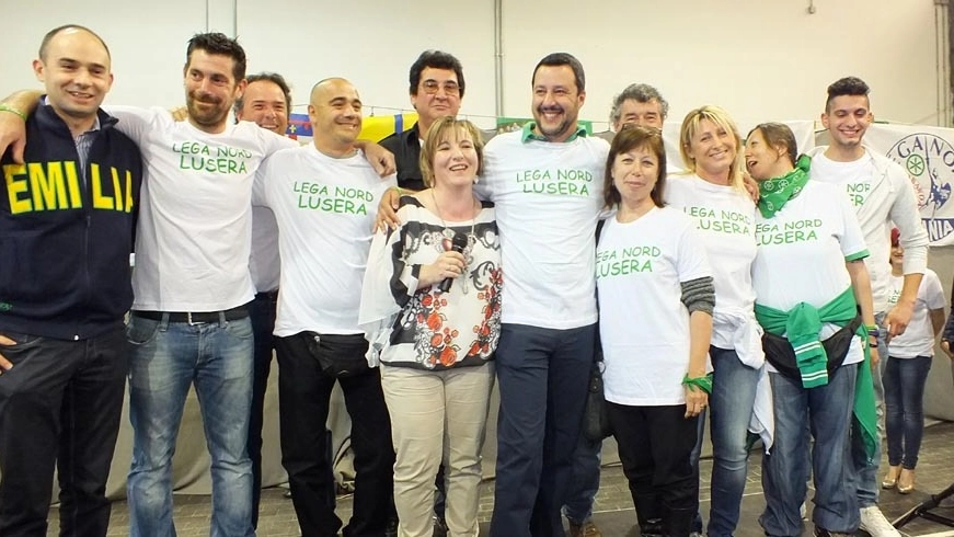 Matteo Salvini con un gruppo di simpatizzanti