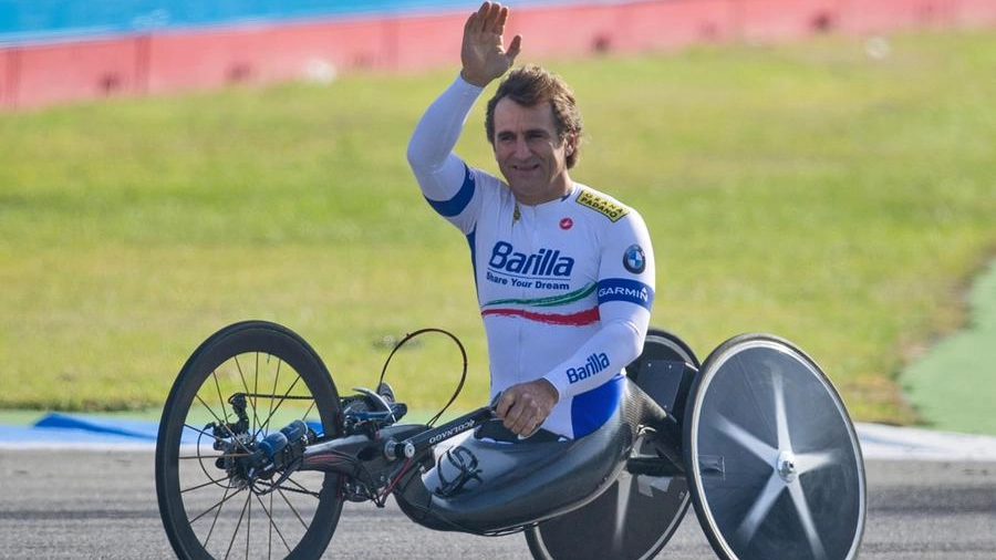 Alex Zanardi, 54 anni, ex campione di Formula Uno, ora atleta paralimpico