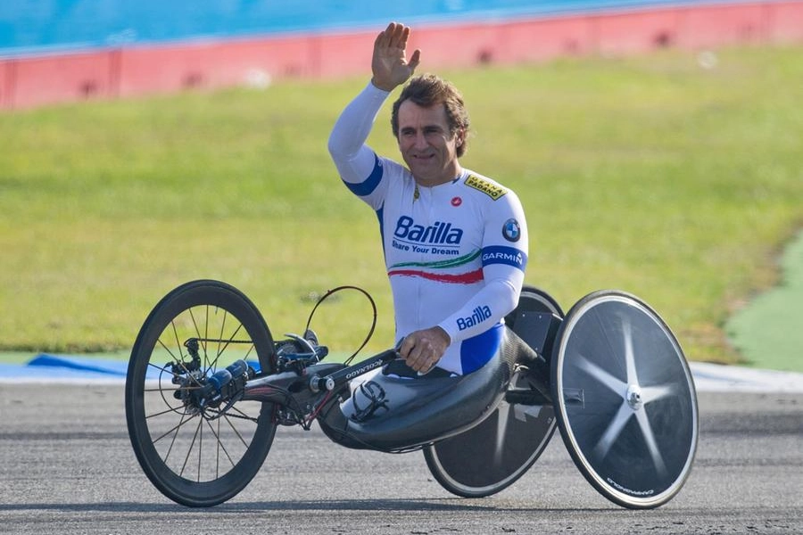 Alex Zanardi, 54 anni, ex campione di Formula Uno, ora atleta paralimpico