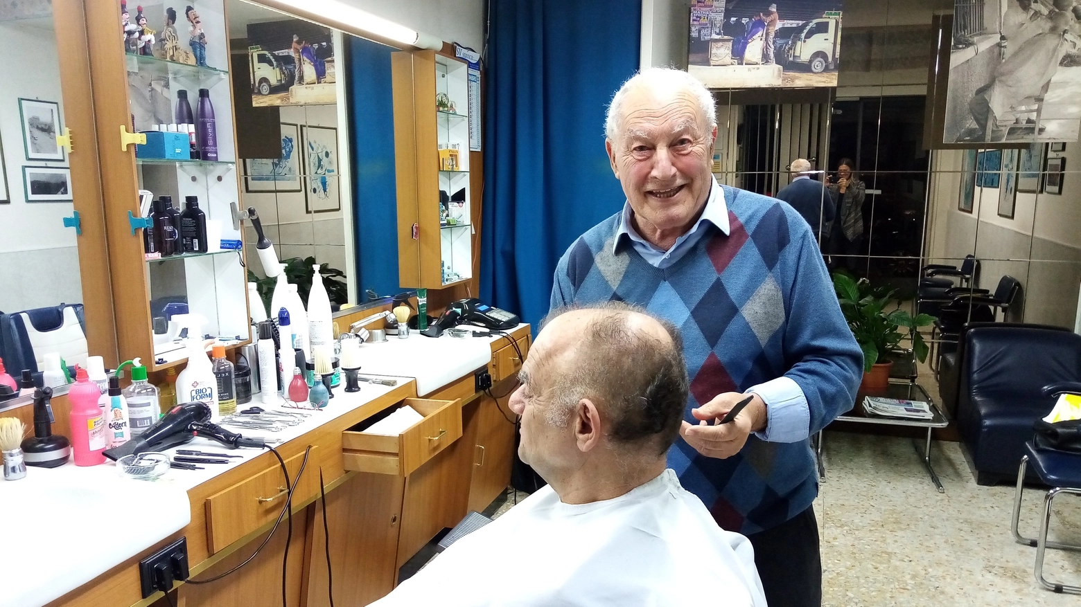 Benito Verducci, storico barbiere di via Spalato: chiude dopo 69 anni di attività