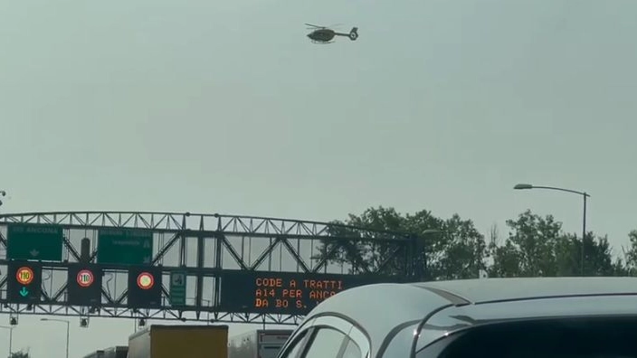 Incidente in A14: bloccata la corsia Nord per fare atterrare l'elicottero