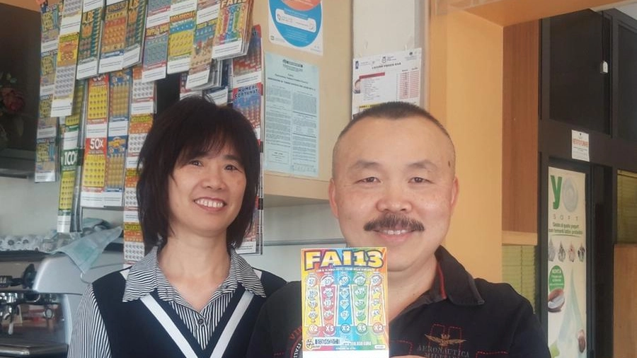 Il proprietario del bar, Xiao Ping Bai, per tutti Francesco, e la moglie