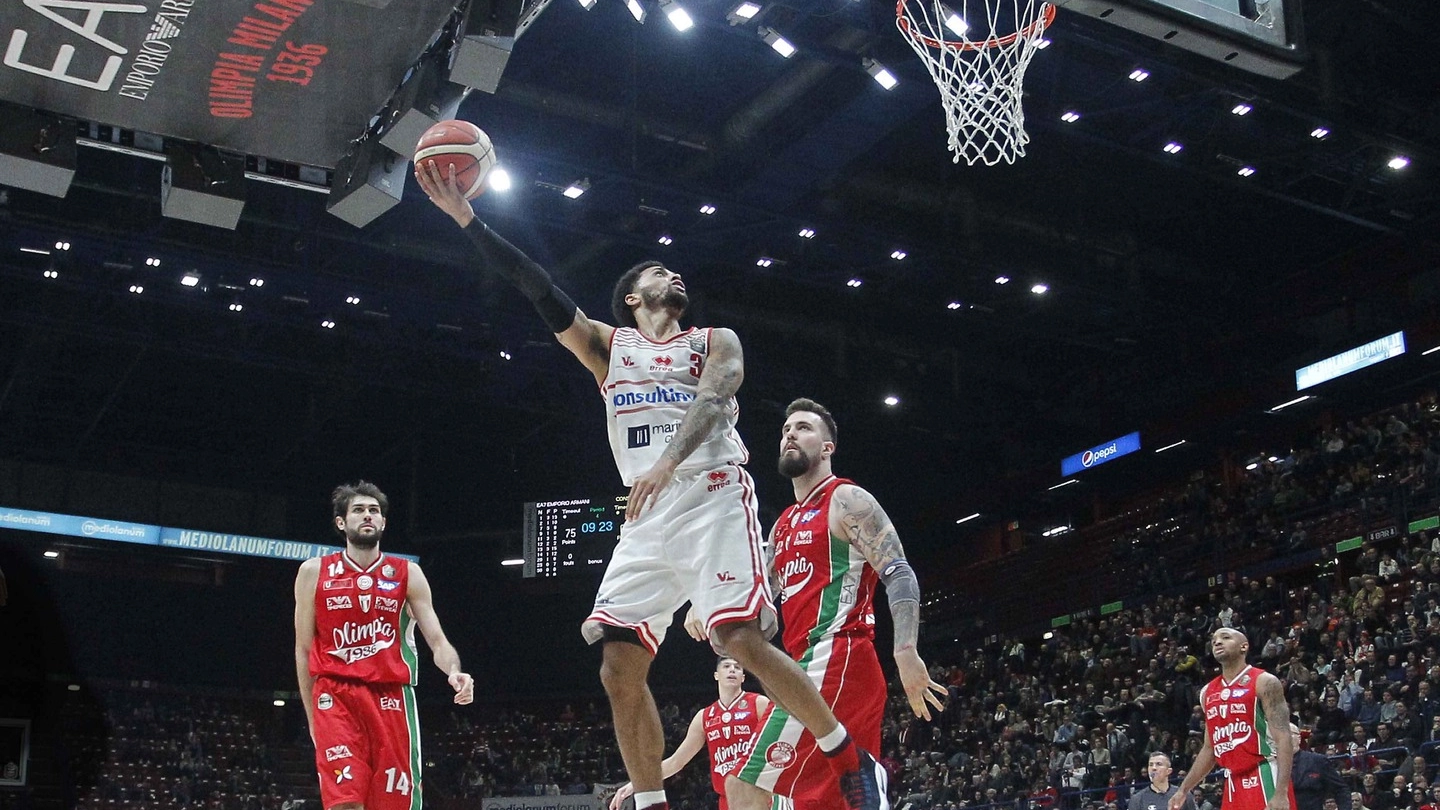 Basket, Pesaro sfiora il colpaccio a Milano (LaPresse)