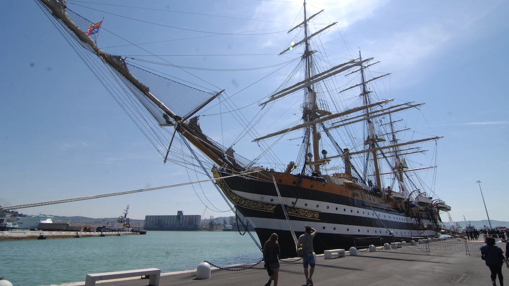 La nave Amerigo Vespucci ormeggiata al porto di Ancona (Foto Antic)