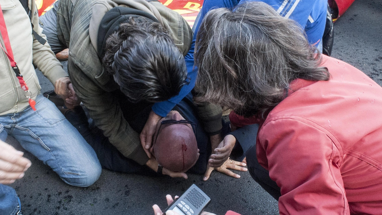 Roma, operai e sindacalisti feriti durante il corteo (Foto Ansa)